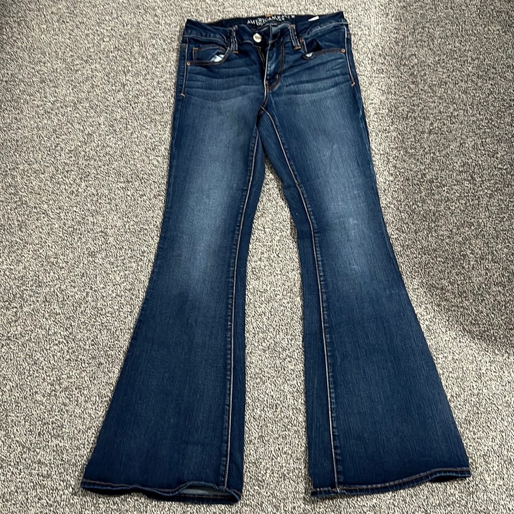 Ladies American Eagle Boho Flare Jeans size 6 (32 leg)